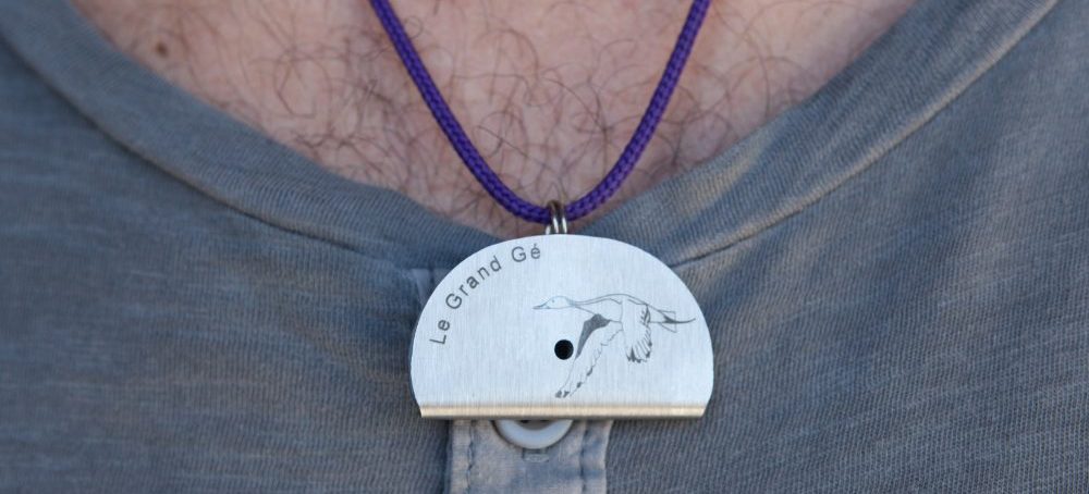 Personne portant le sifflet Apo-gé gravé canard pilet avec la personnalisation du texte 